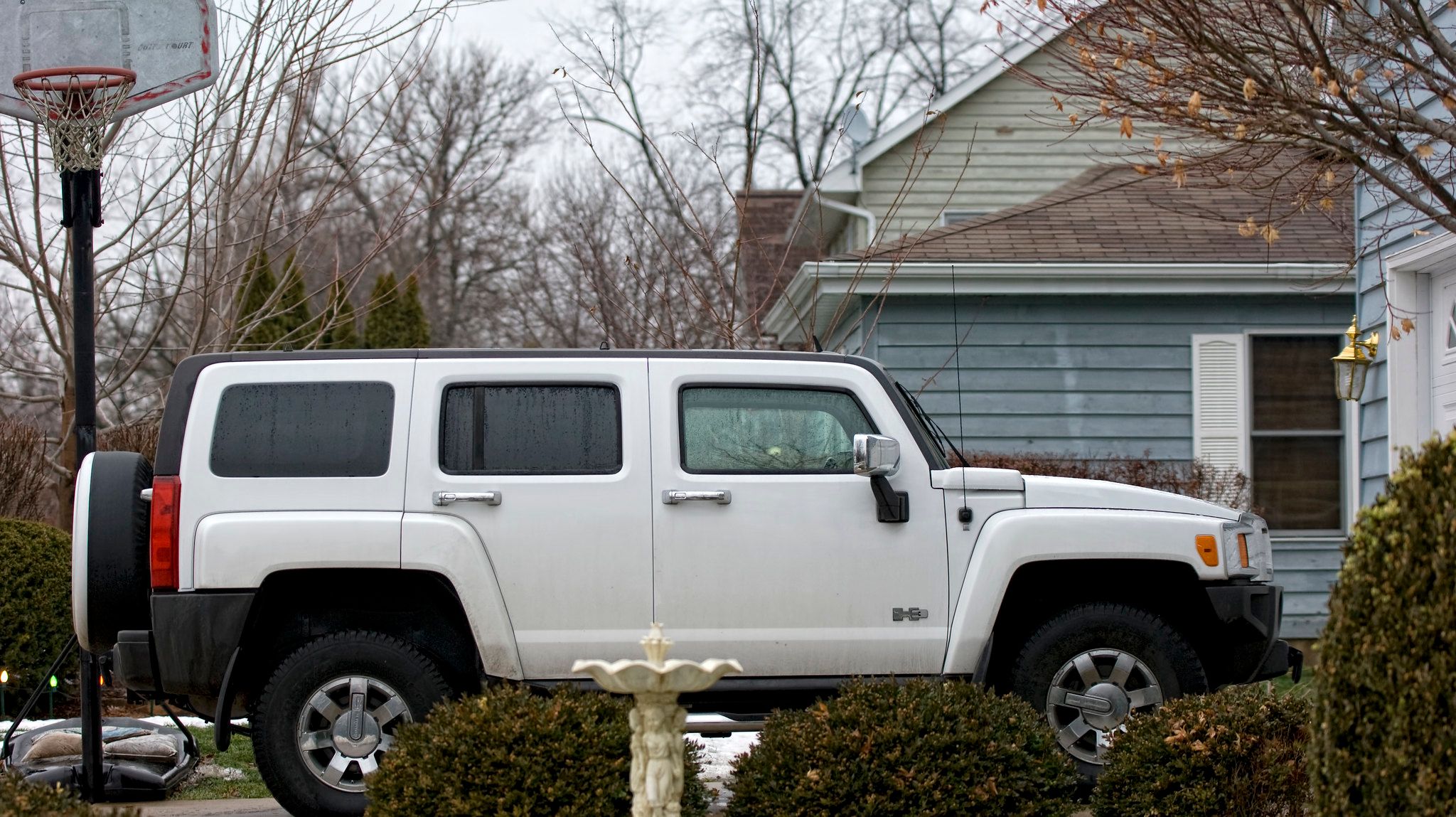 The Hummer H3 Side View