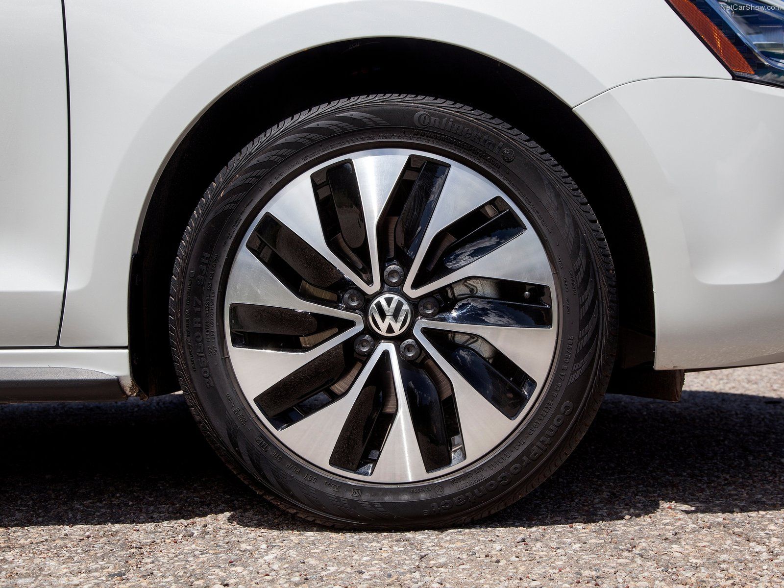 Volkswagen-Jetta_Hybrid-2013 front wheel