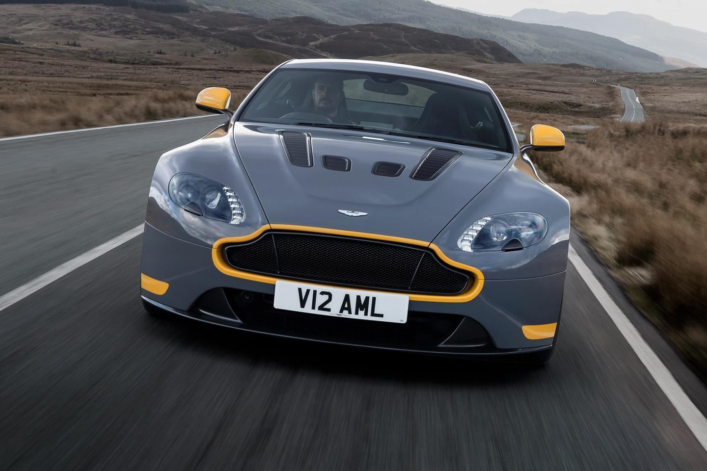 Aston martin v12 vantage