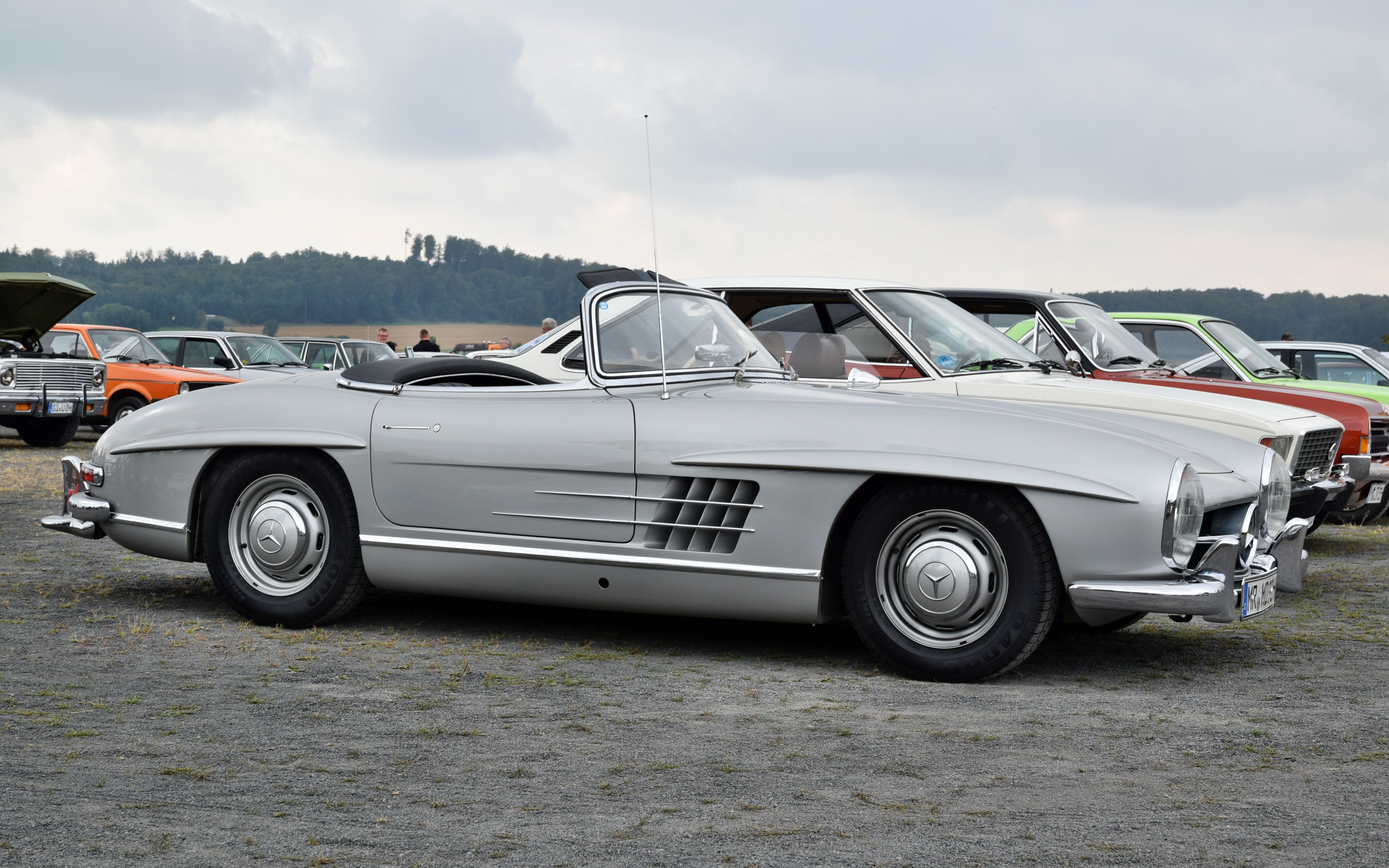 A picture of the 300 SL Roadster.