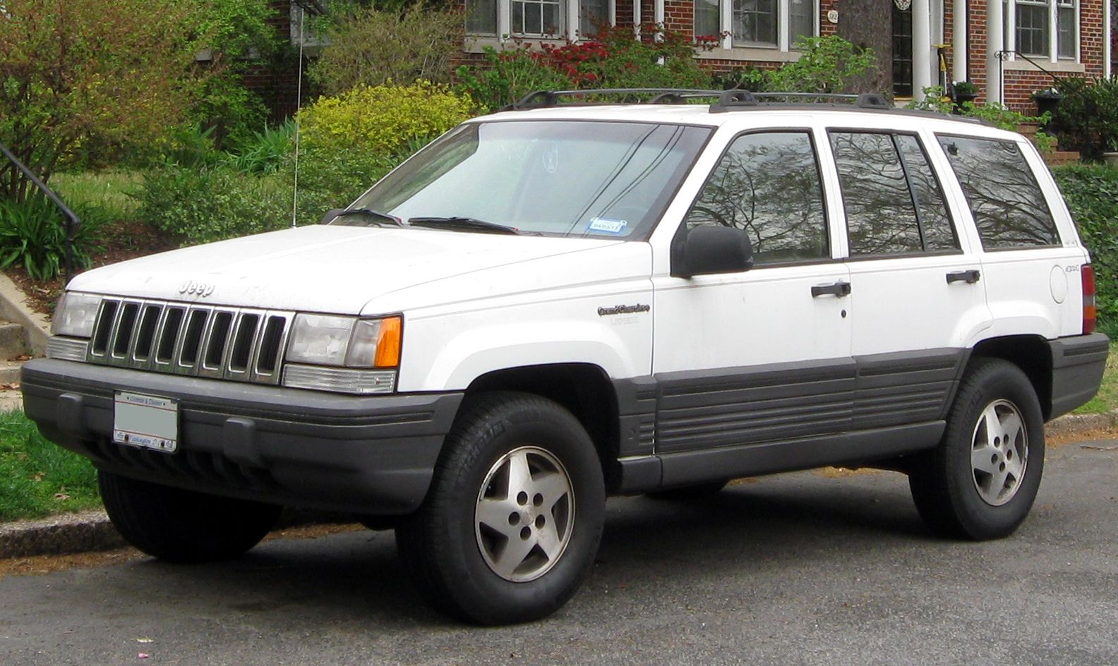 1993-1995_Jeep_Grand_Cherokee_--_03-30-2012