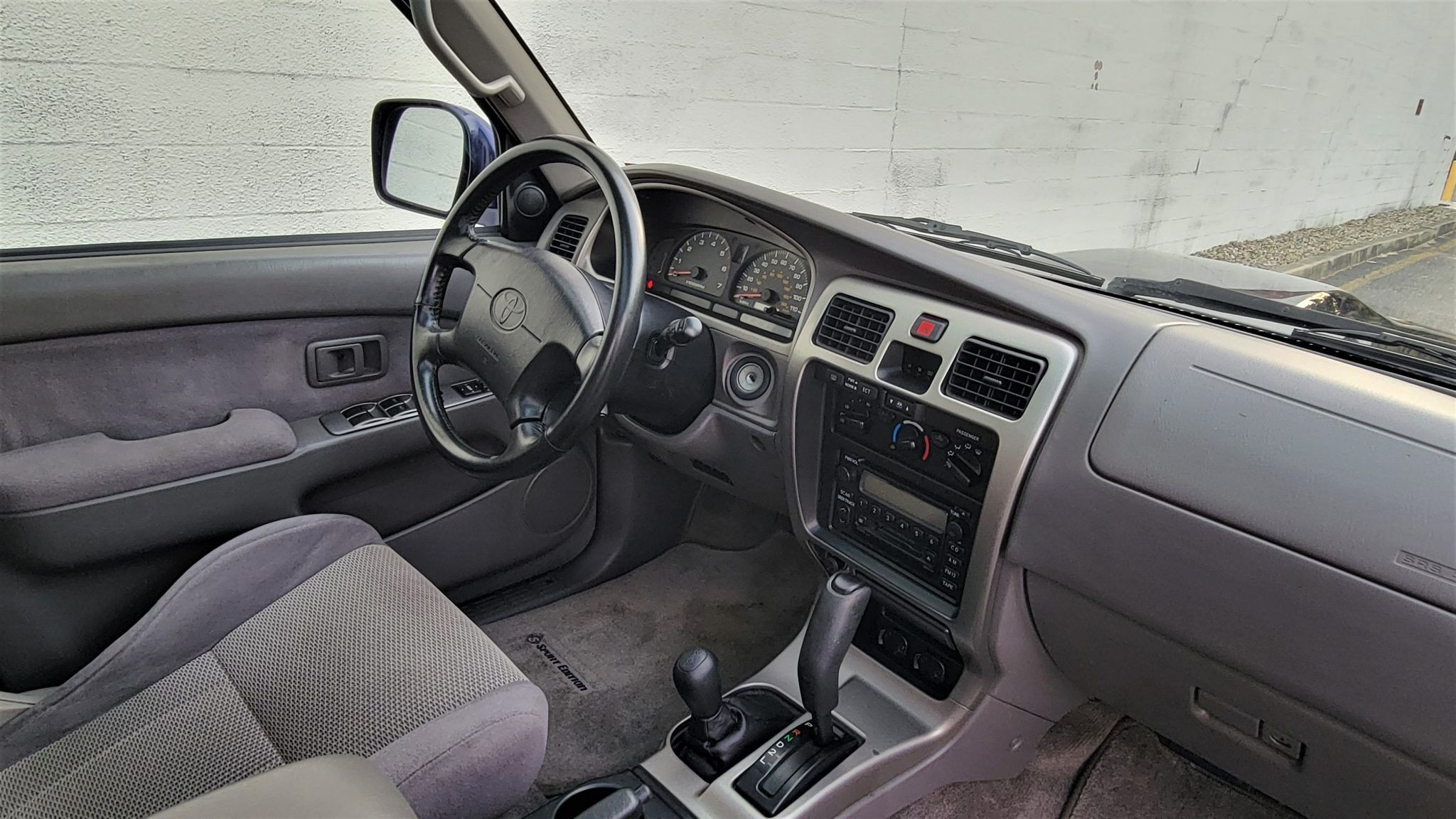 2002-toyota-4runner-sr5-4wd-interior-dashboard