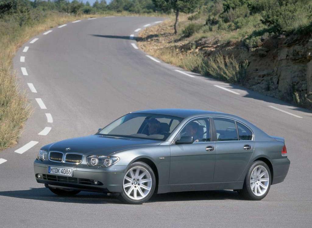 Side profile of a grey 2002 BMW 7 Series Sedan