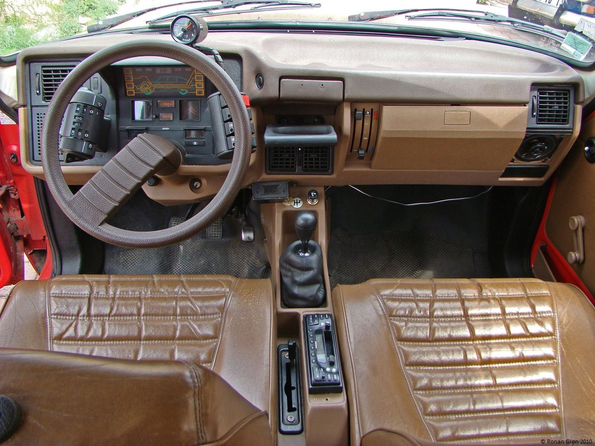 The interior and center console of the Citroen GSA Pallas