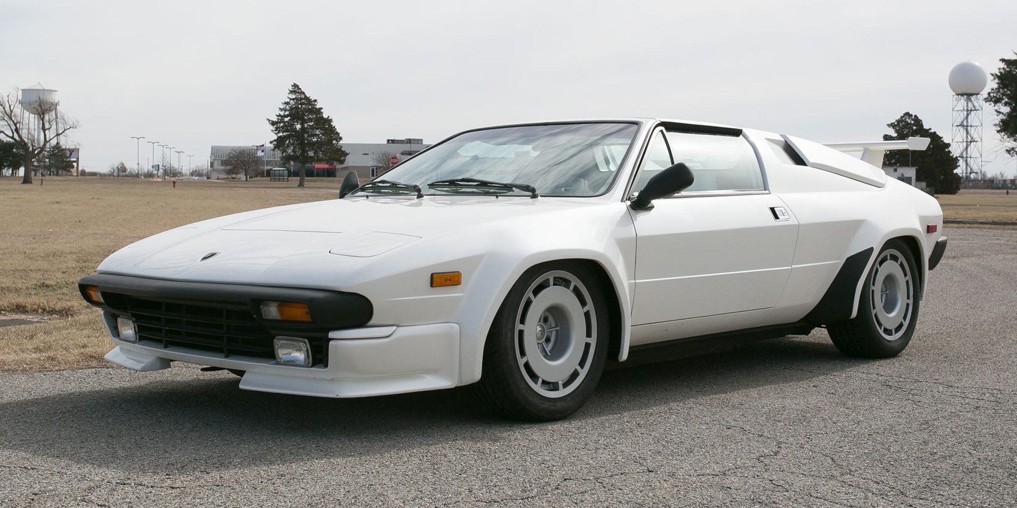 Front 3/4 view of a white Jalpa