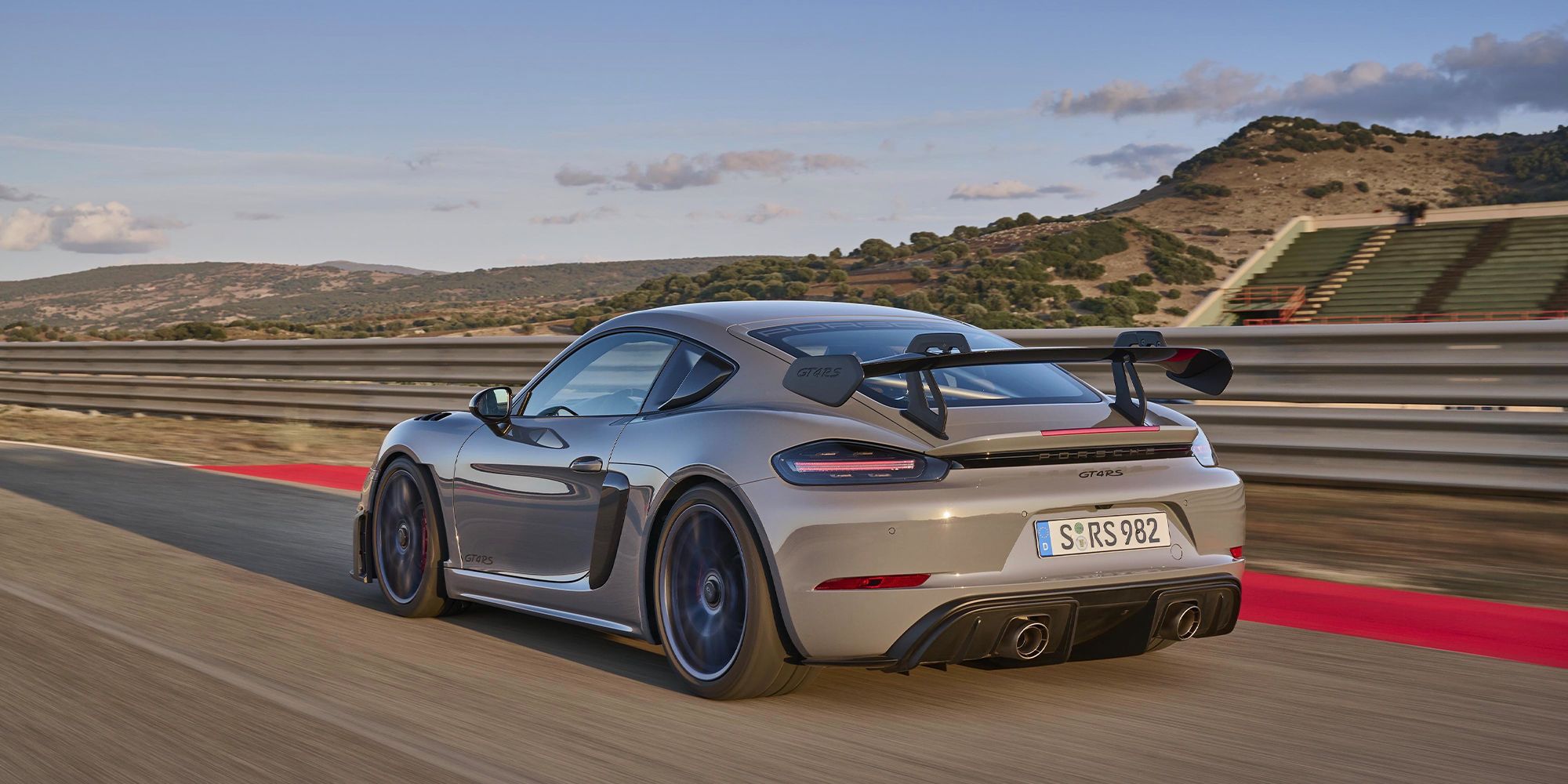 Rear 3/4 view of the Cayman GT4 RS on the move