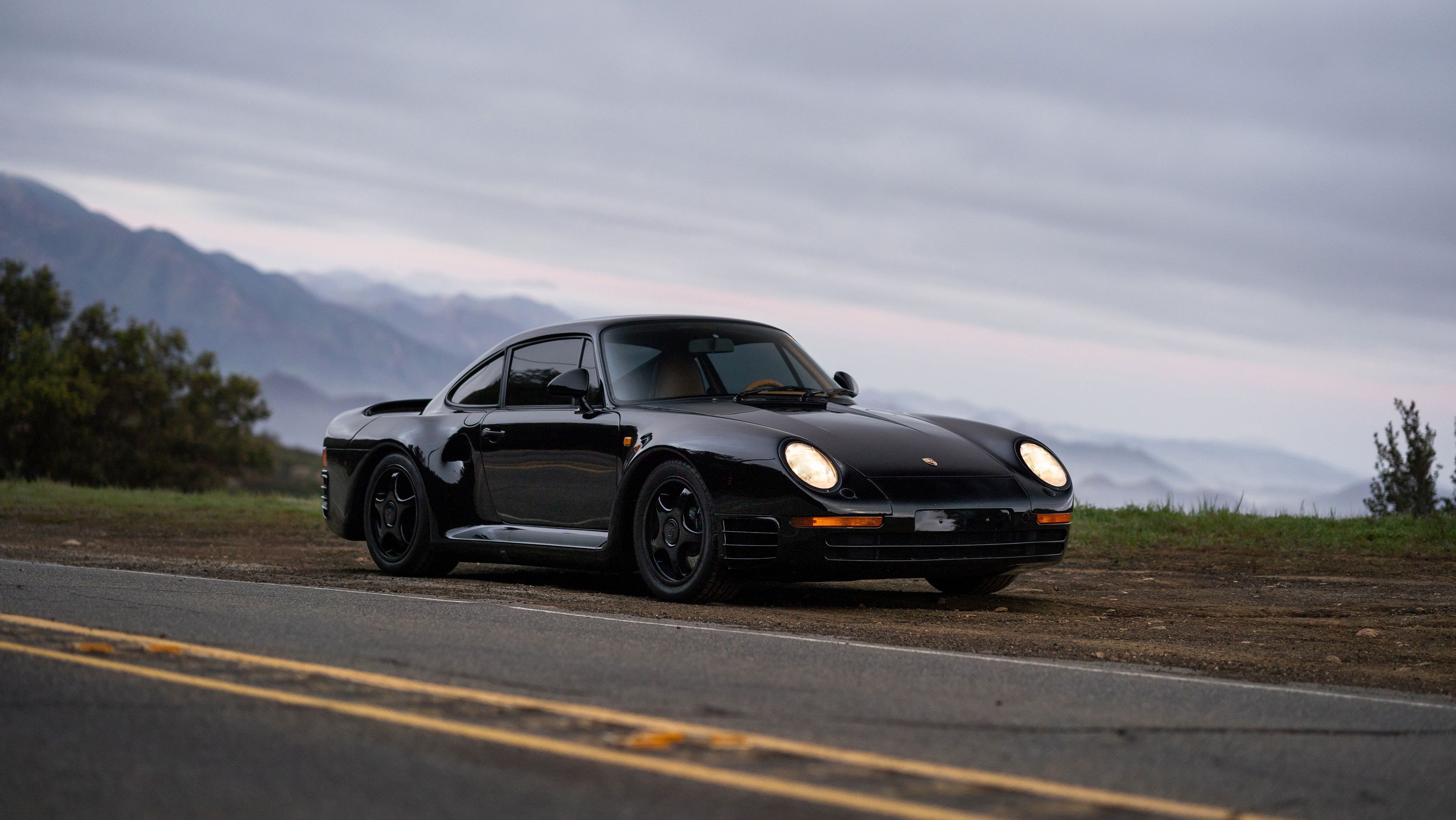 Porsche 959 S negro en carretera