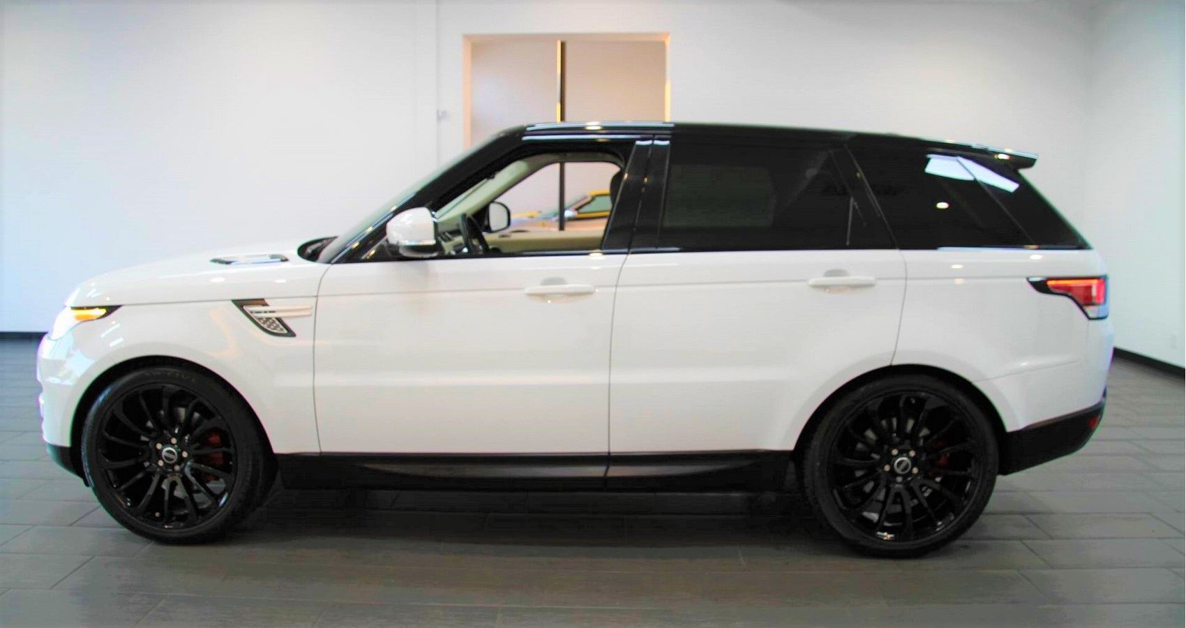 Range Rover HSE - Side View