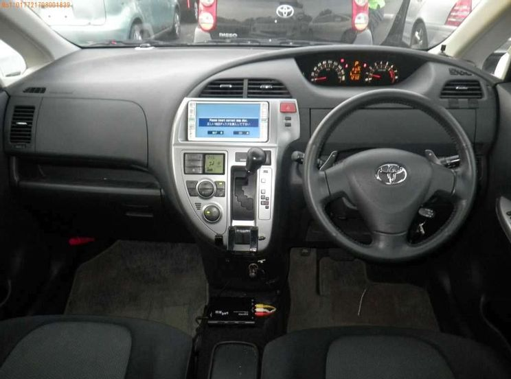 Steering wheel and console of the toyota ractis