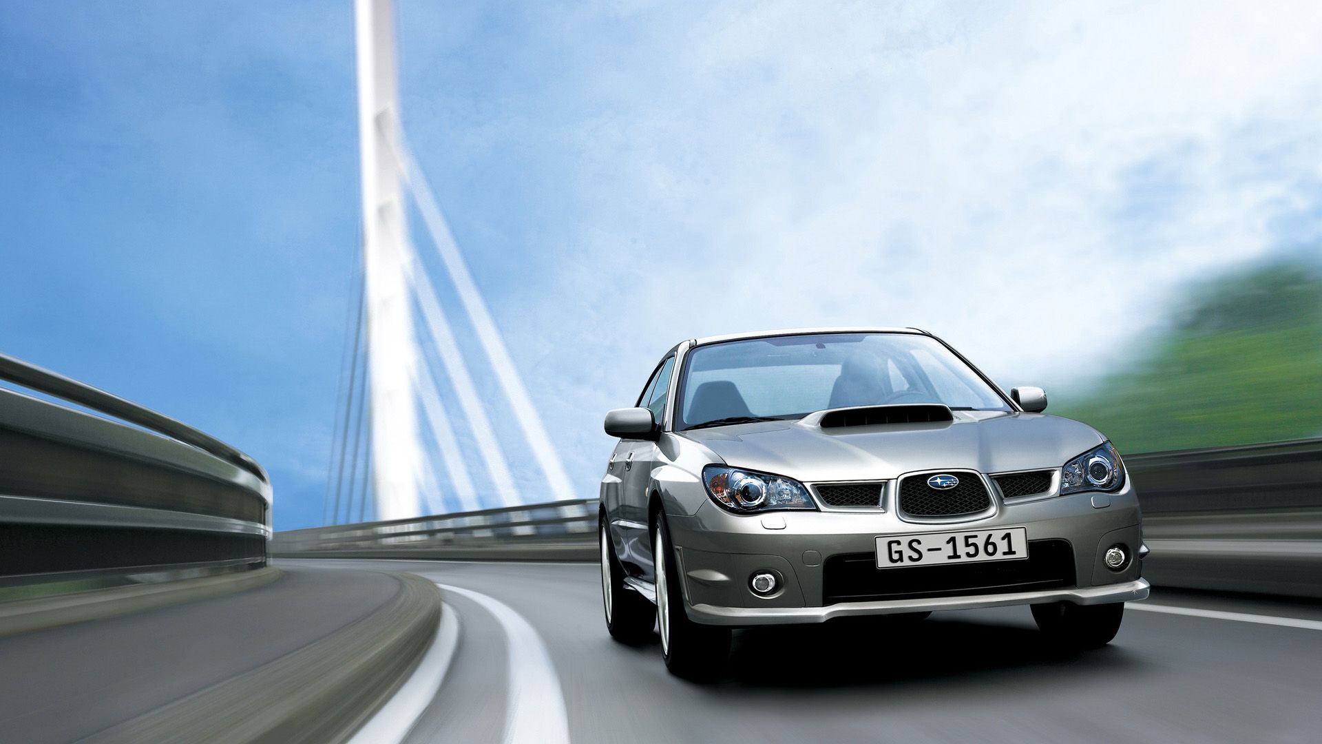 Sebuah Gray 2005-Subaru-Impreza-WRX-002-1080 melaju di jalan raya