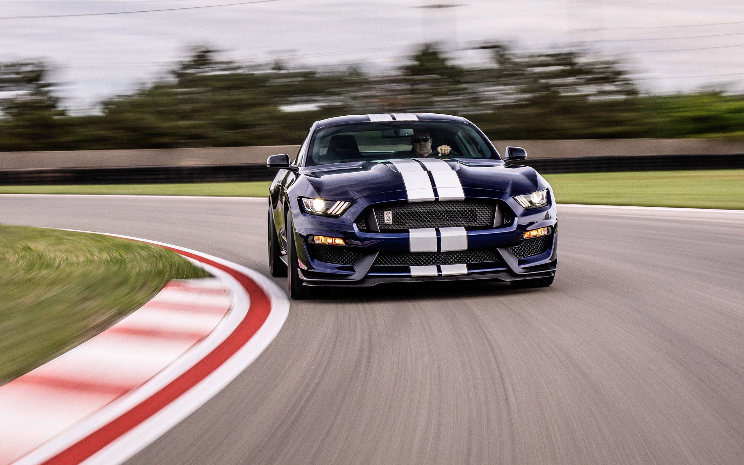 2019-Ford-Mustang-Shelby-GT350-002-1600