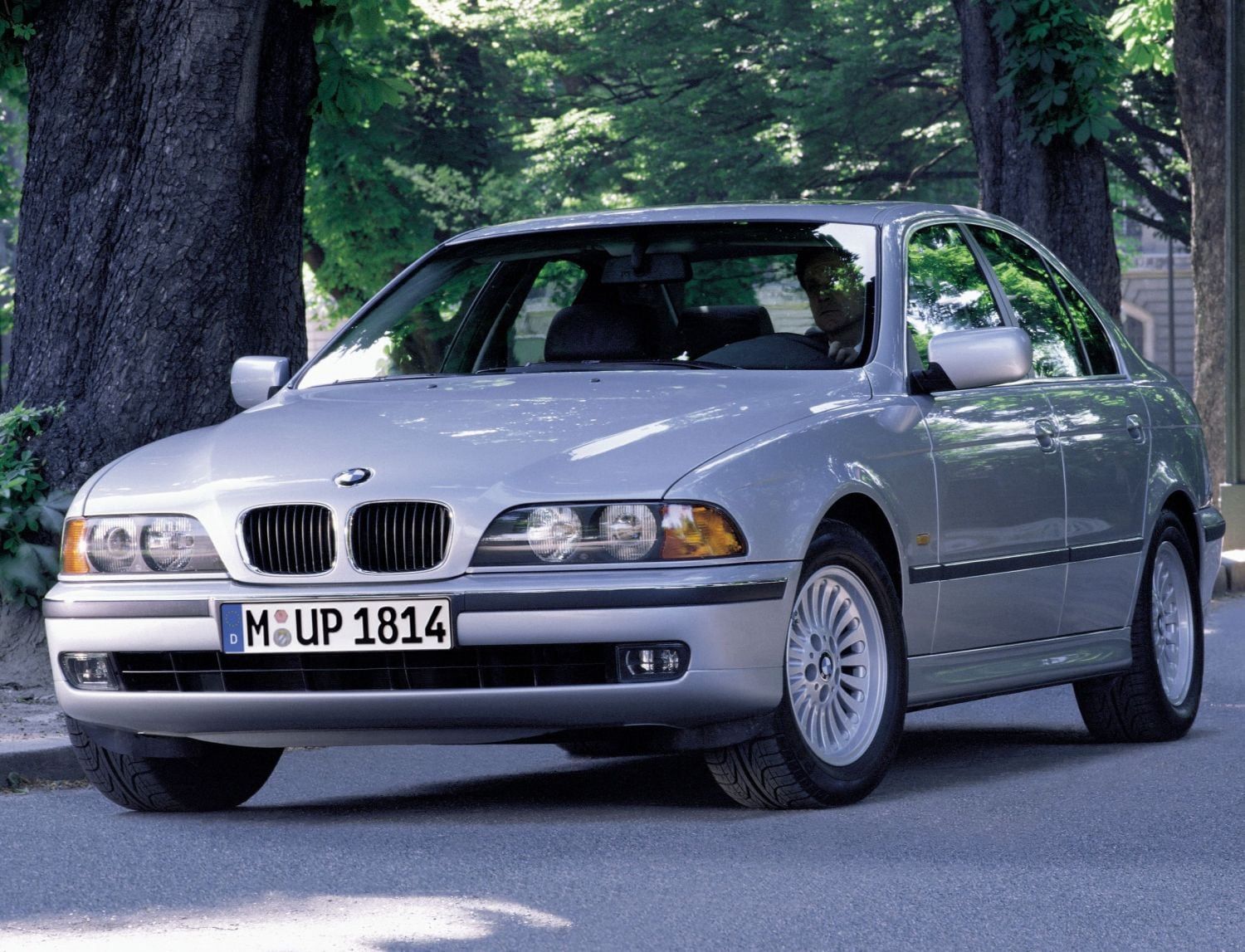 2000 BMW E39 540i