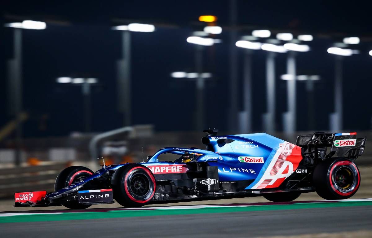 Fernando-Alonso-under-lights-in-Qatar-planetF1