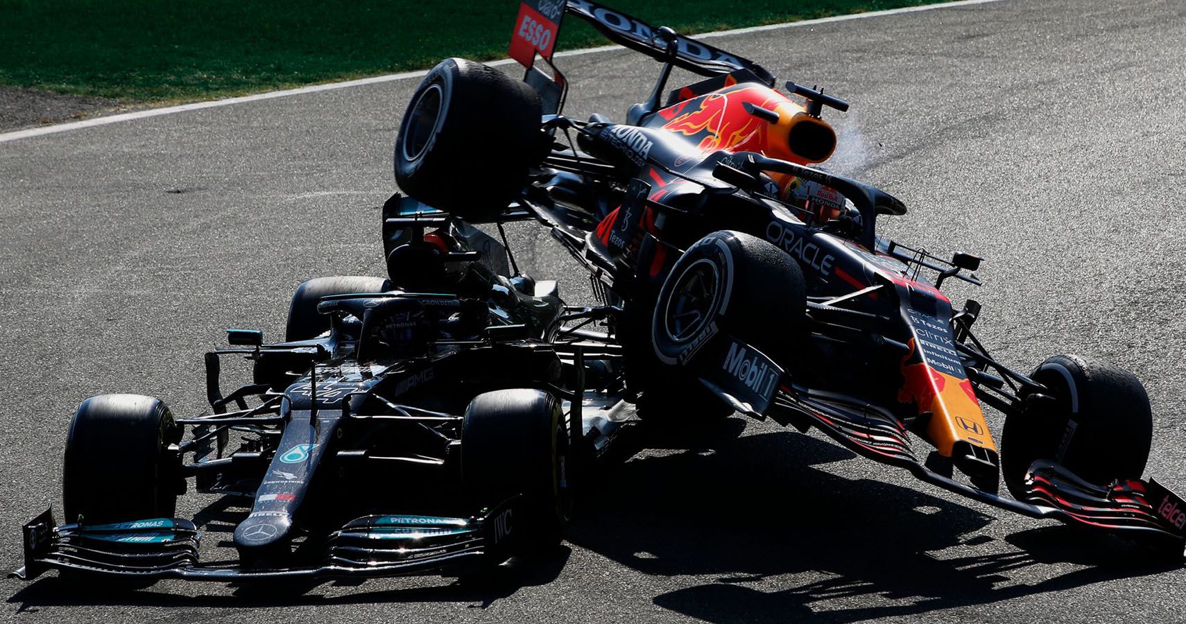 Hamilton-vs-Verstappen-crash-2021