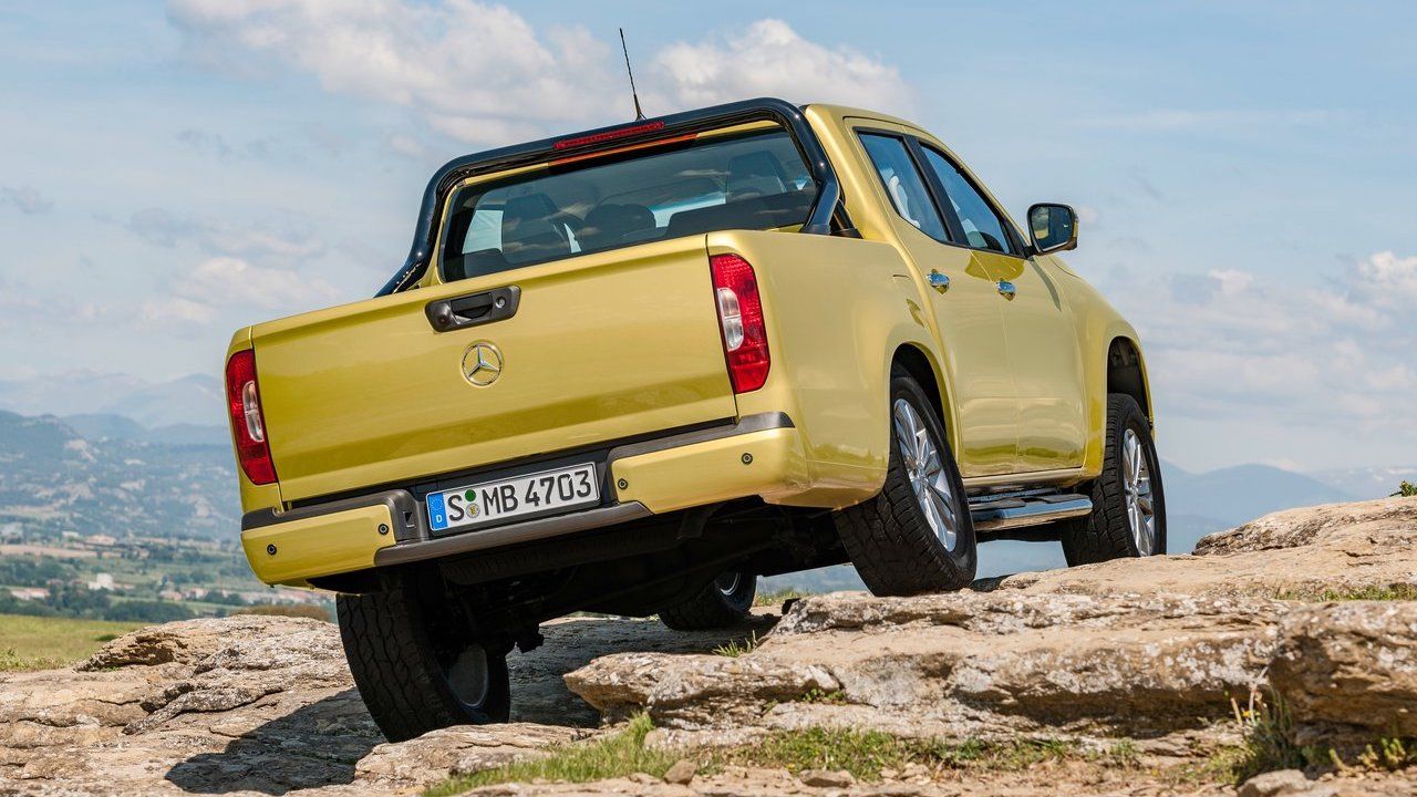 Mercedes-Benz-X-Class-2018-rear