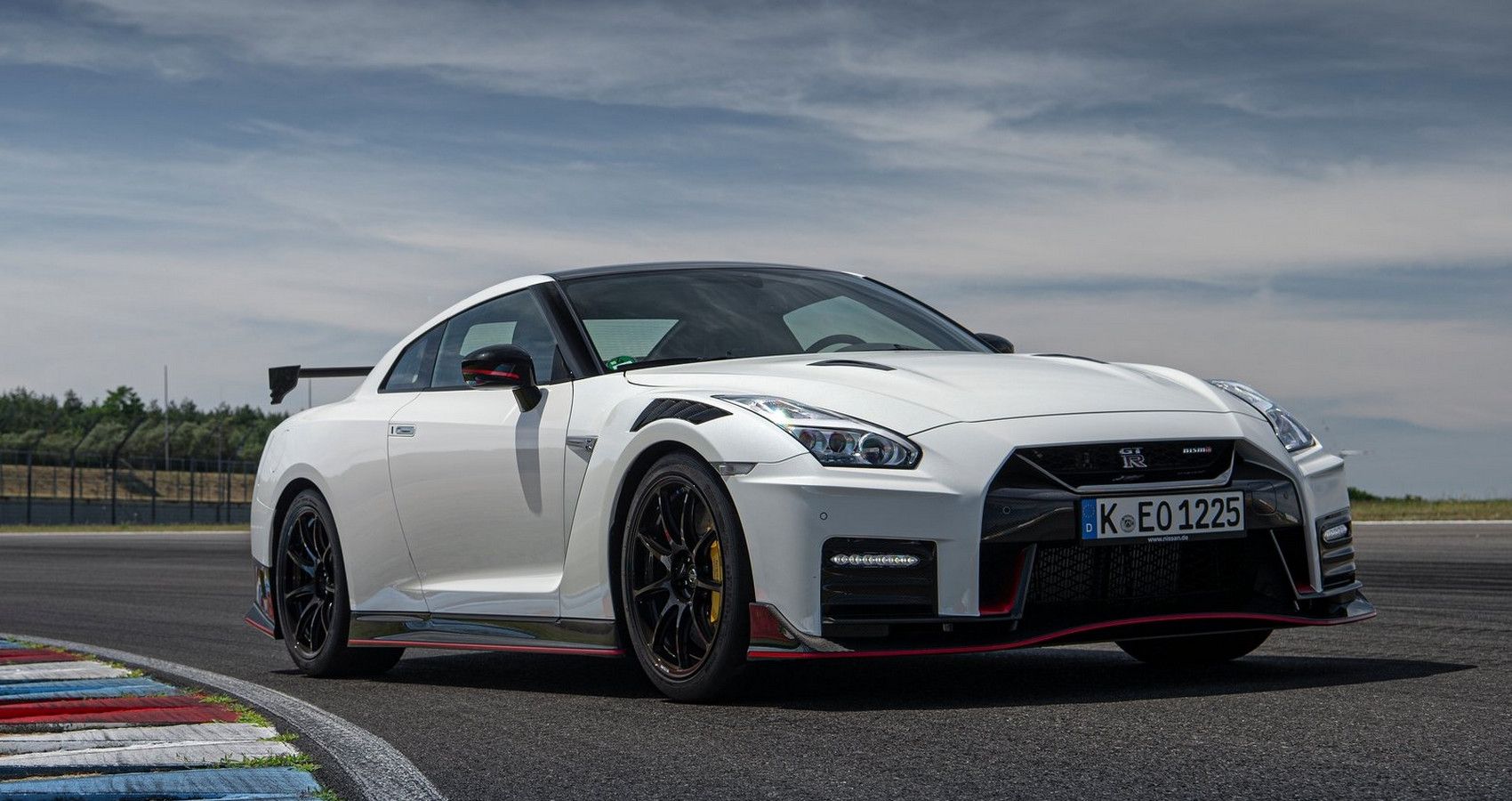 Nissan GT-R Nismo - Front