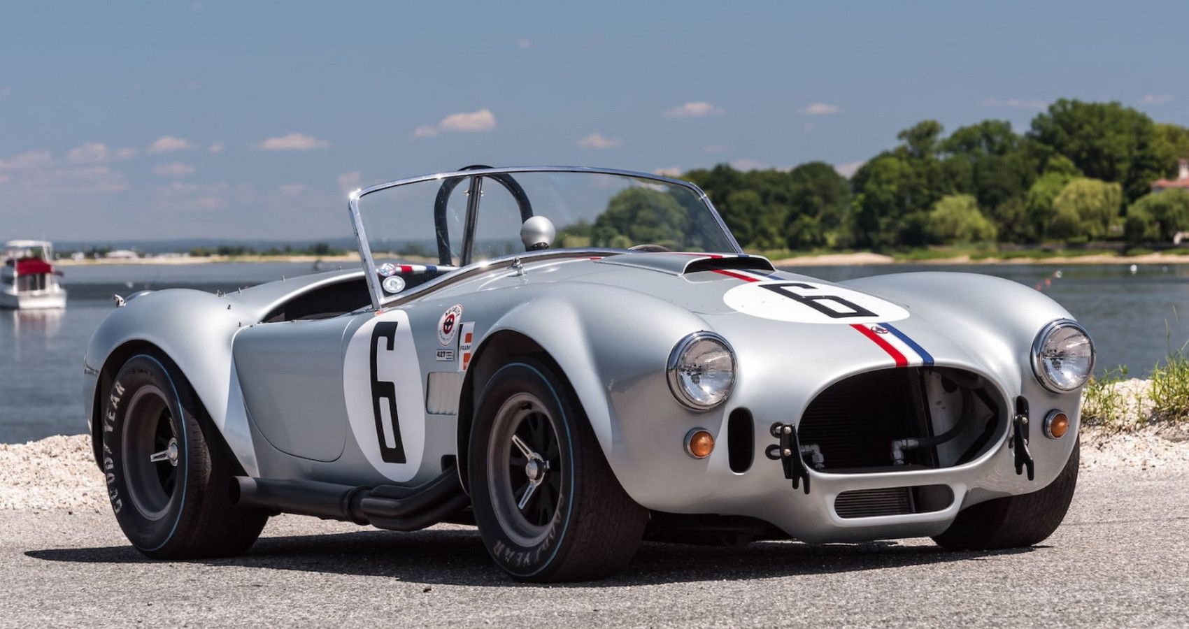 Shelby Cobra Roadster 427 - Front Quarter