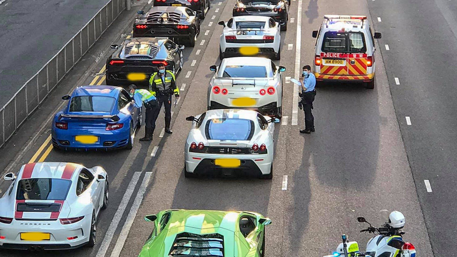 Carro esportivo no trânsito
