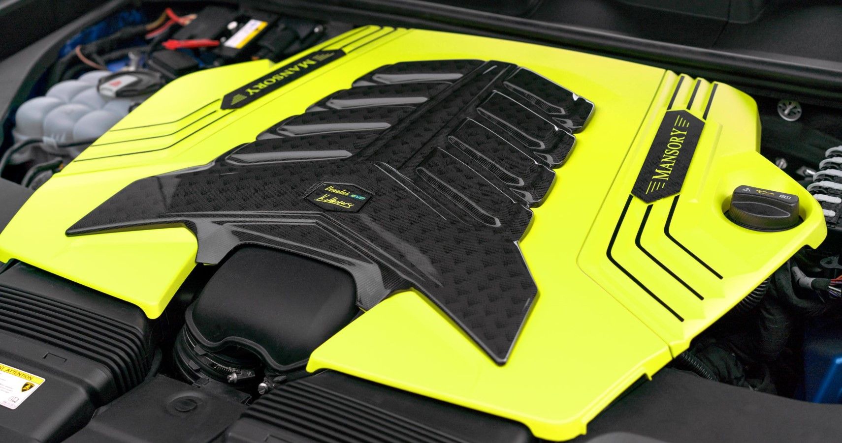 Mansory Venatus Lamborghini Urus has an engine cover that screams "Mansory"