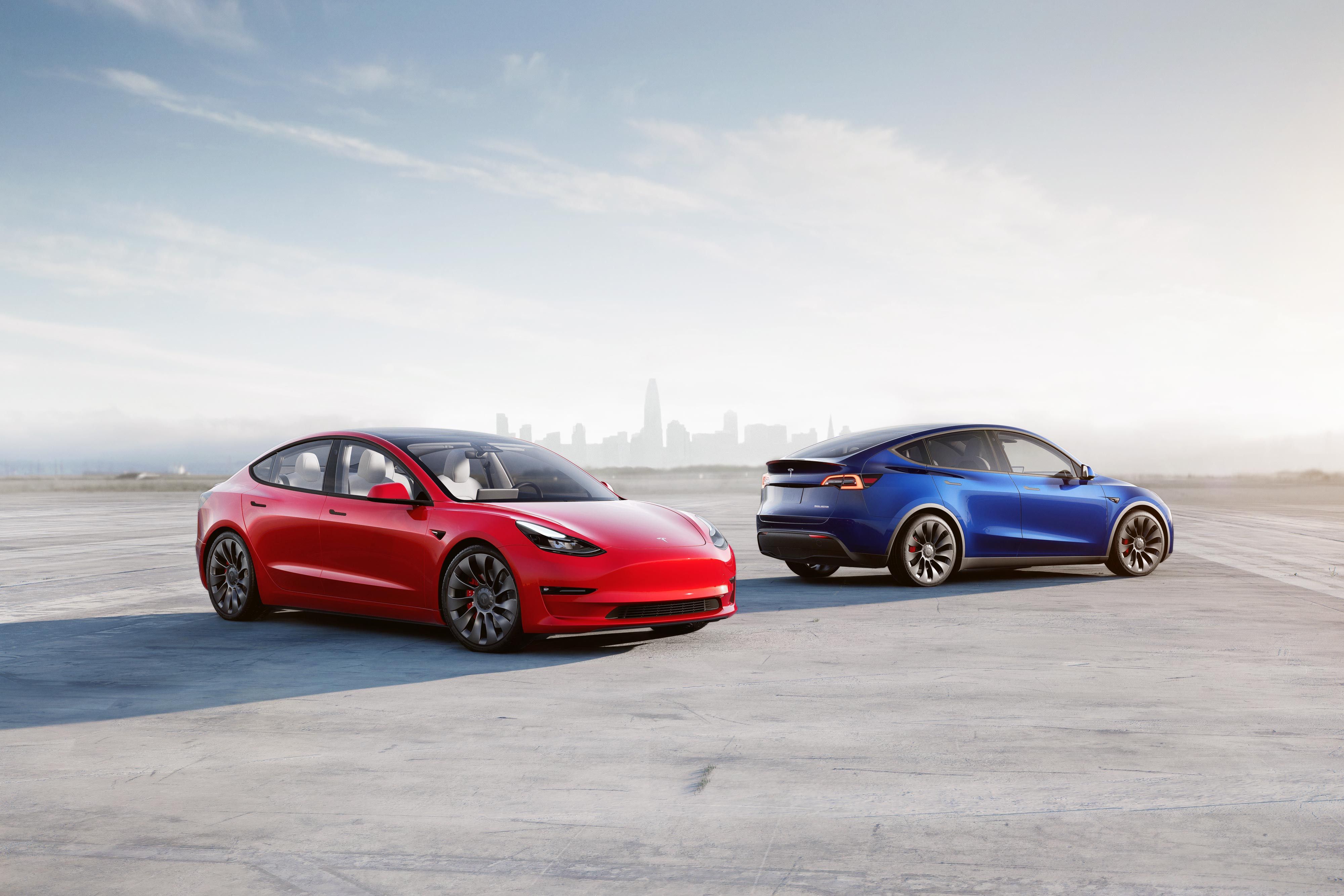 Tesla Model 3 and Model Y, cars perpendicular