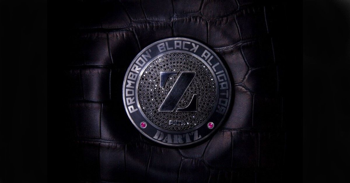 DARTZ Prombron Black Alligator MMXX Black Tiger Edition black diamond emblem close-up view