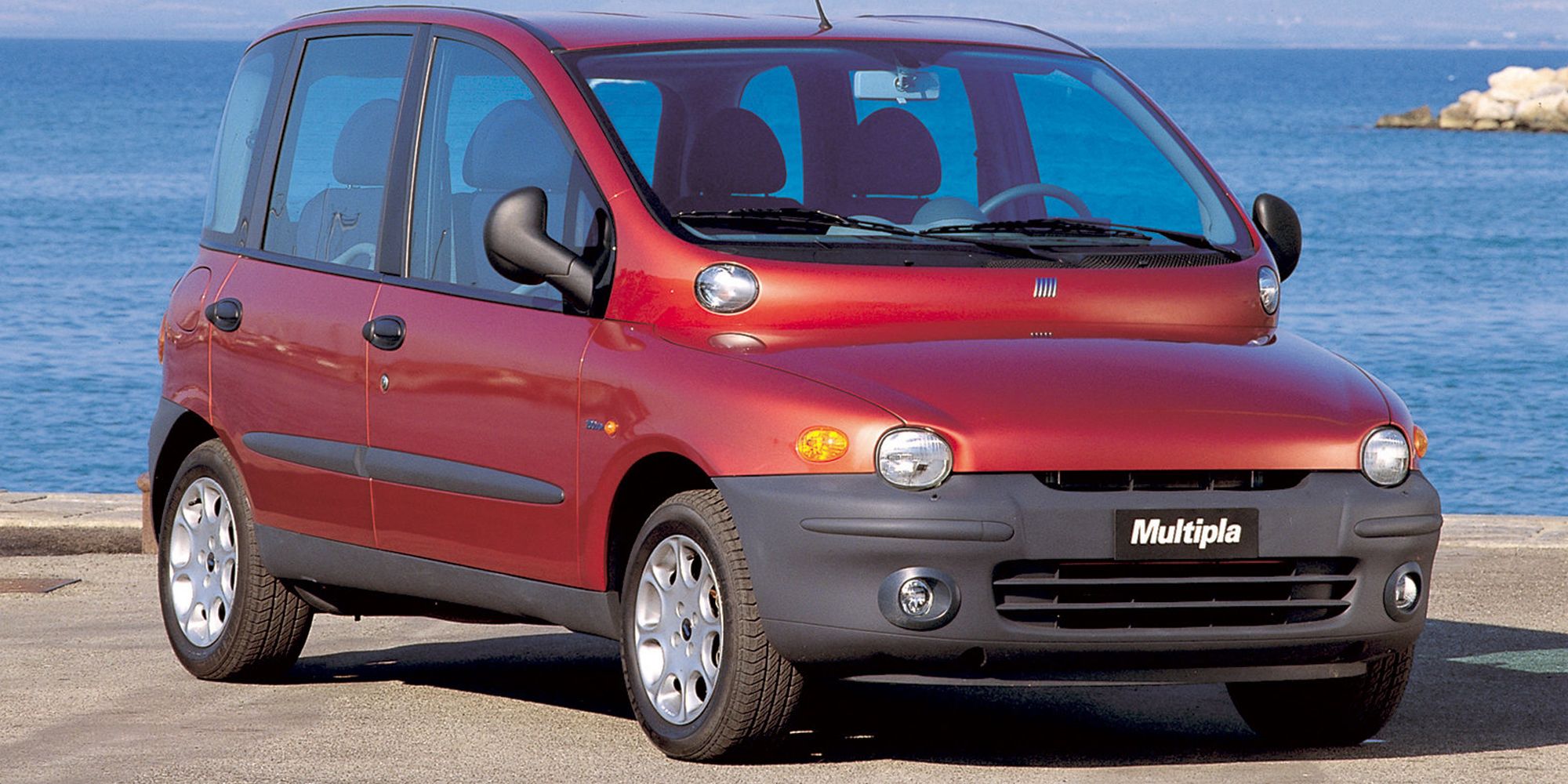 The front of a pre-facelift Multipla