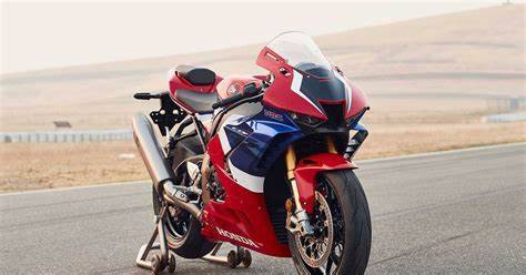 ホンダ　CBR1000RRR 2022モデルフロントカウル 全部付けたら600万円?! ホンダ最新「CBR1000RR-R」の純正ドライ