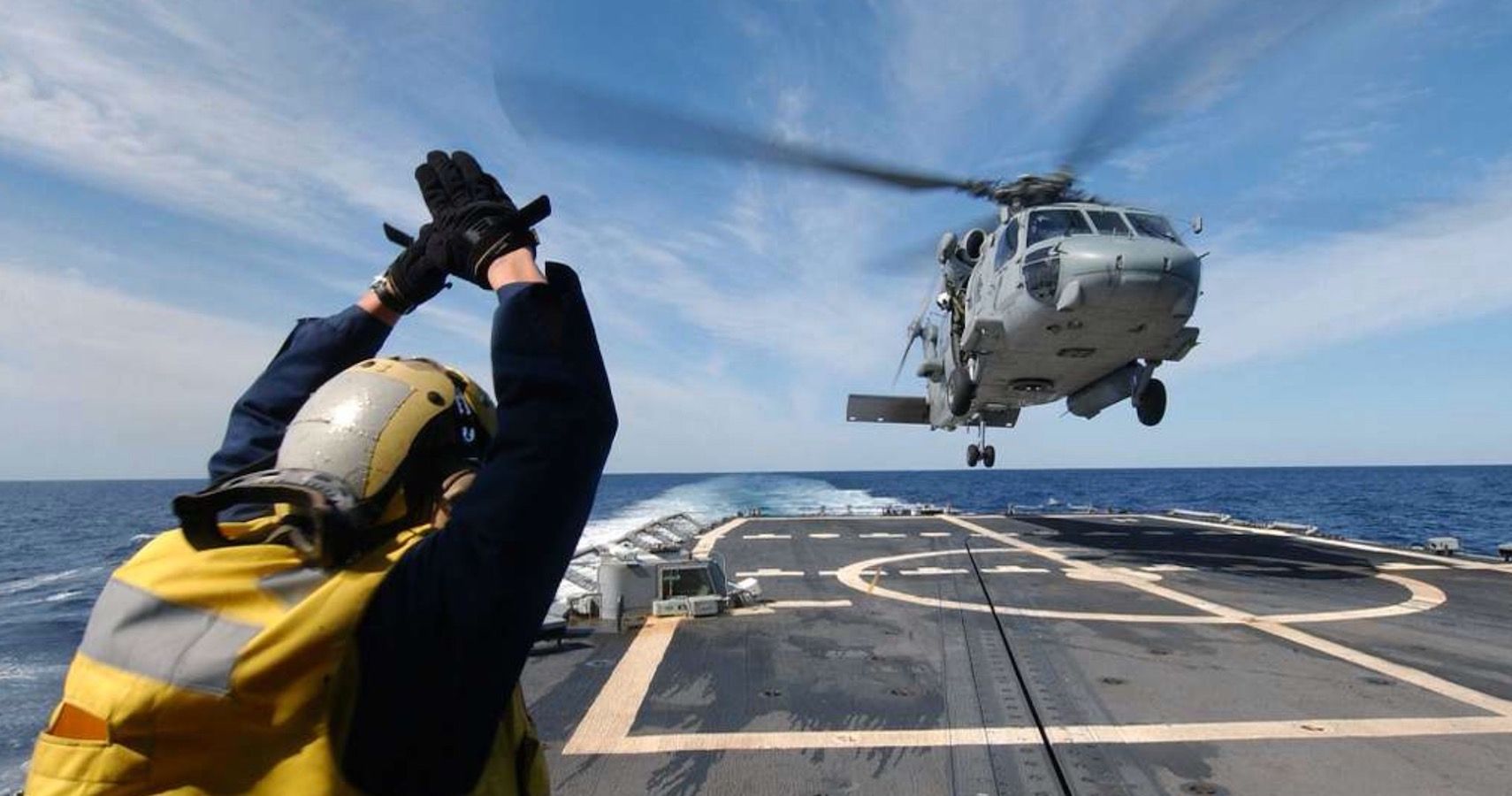 How pilots control helicopters to land on moving naval ships (Video)