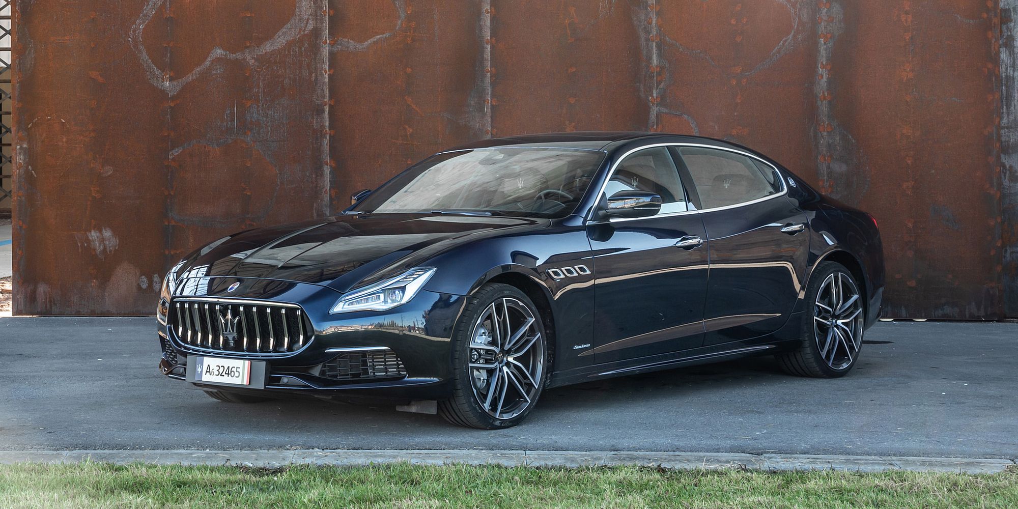 Front 3/4 view of the new Quattroporte, dark blue