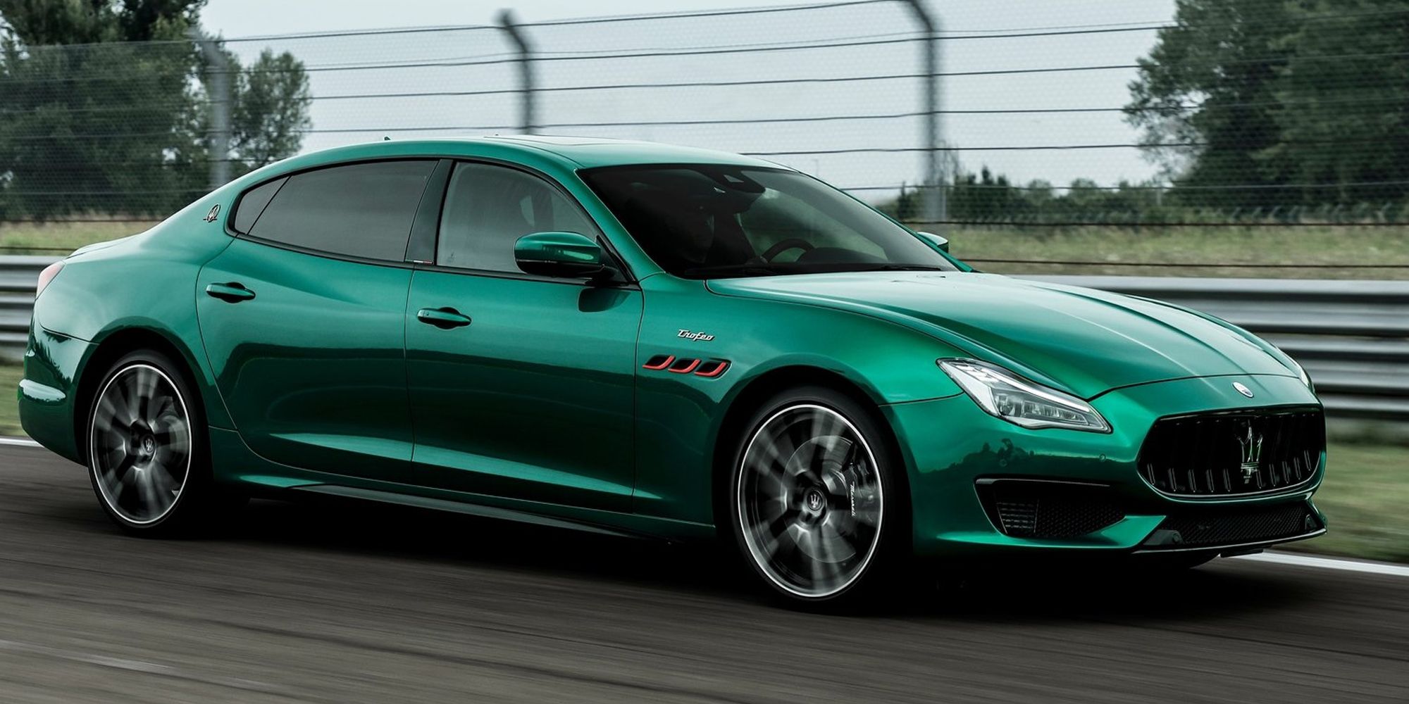 Front 3/4 view of a green Quattroporte on track