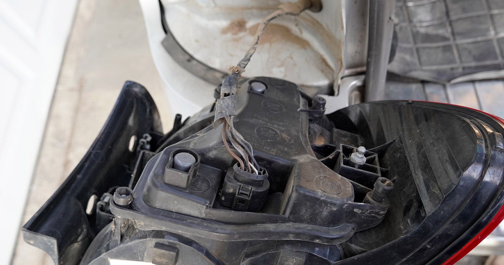 Porsche Cayenne Project Replacing Taillight Bulbs