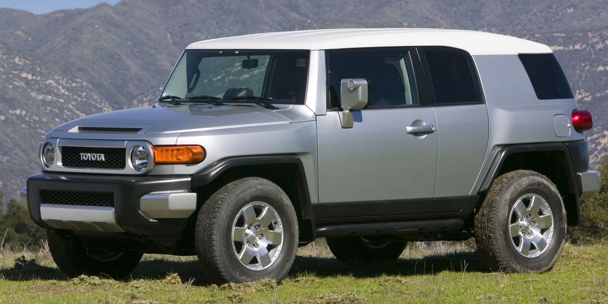Front 3/4 view of a silver FJ Cruiser