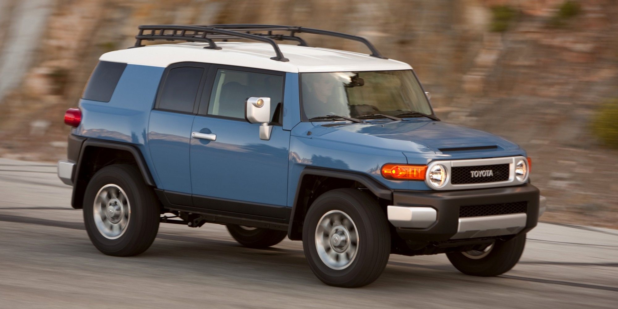 Front 3/4 view of the FJ Cruiser on the move