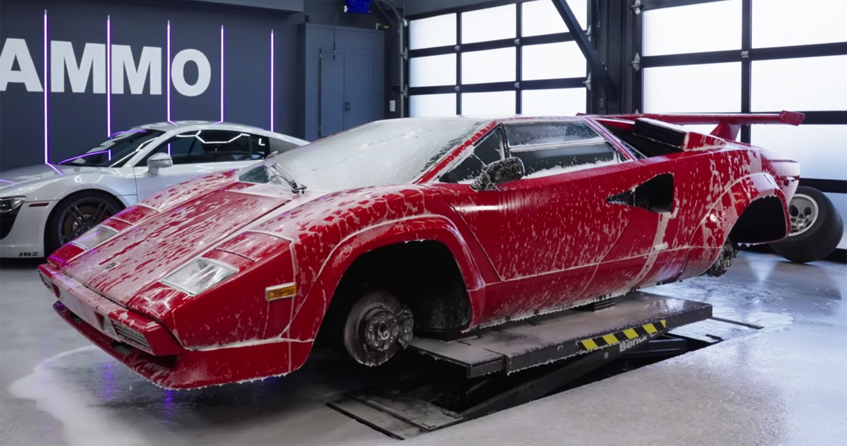 1984 Lamborghini Countach 5000S Gets Wash After 20 Years In Barn