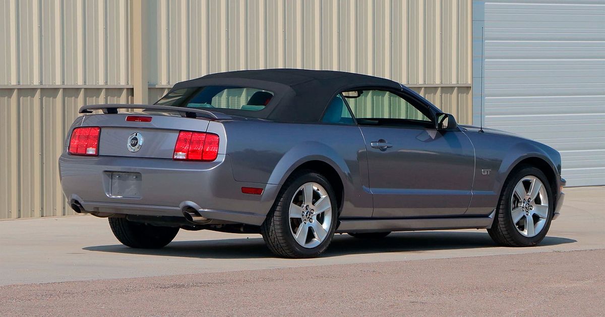 The fifth generation 2006 Ford Mustang GT Convertible in gray 