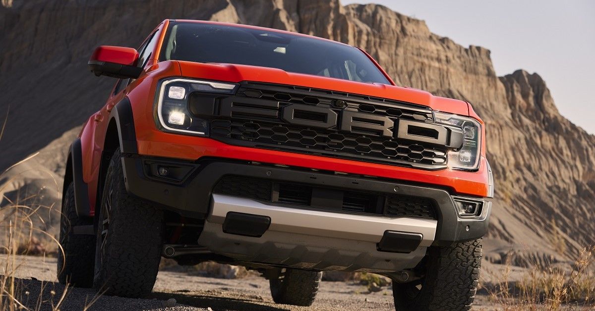 2023 Ford Ranger Raptor, red, front view closeup, desert