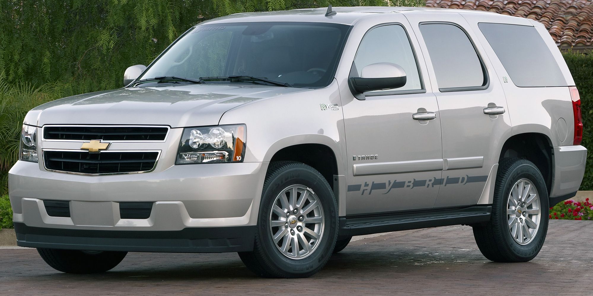 Front 3/4 view of the Tahoe Hybrid