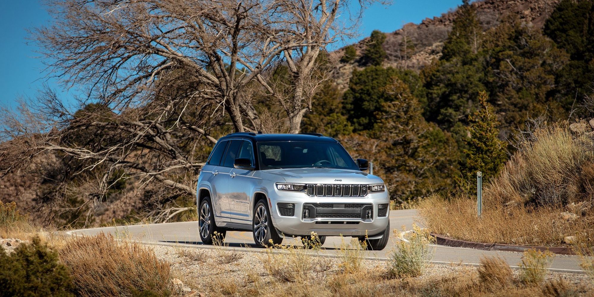 Jeep Grand Cherokee 2022 on a winding road