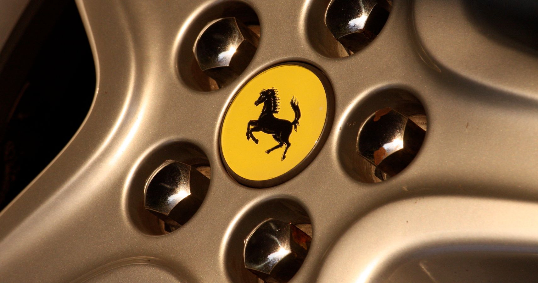 Ferrari logo wheel