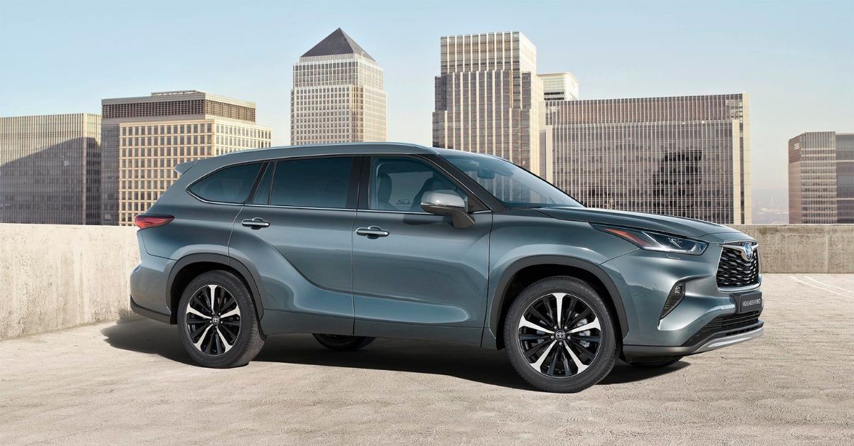 A picture of a grey-colored Toyota Highlander 2022.