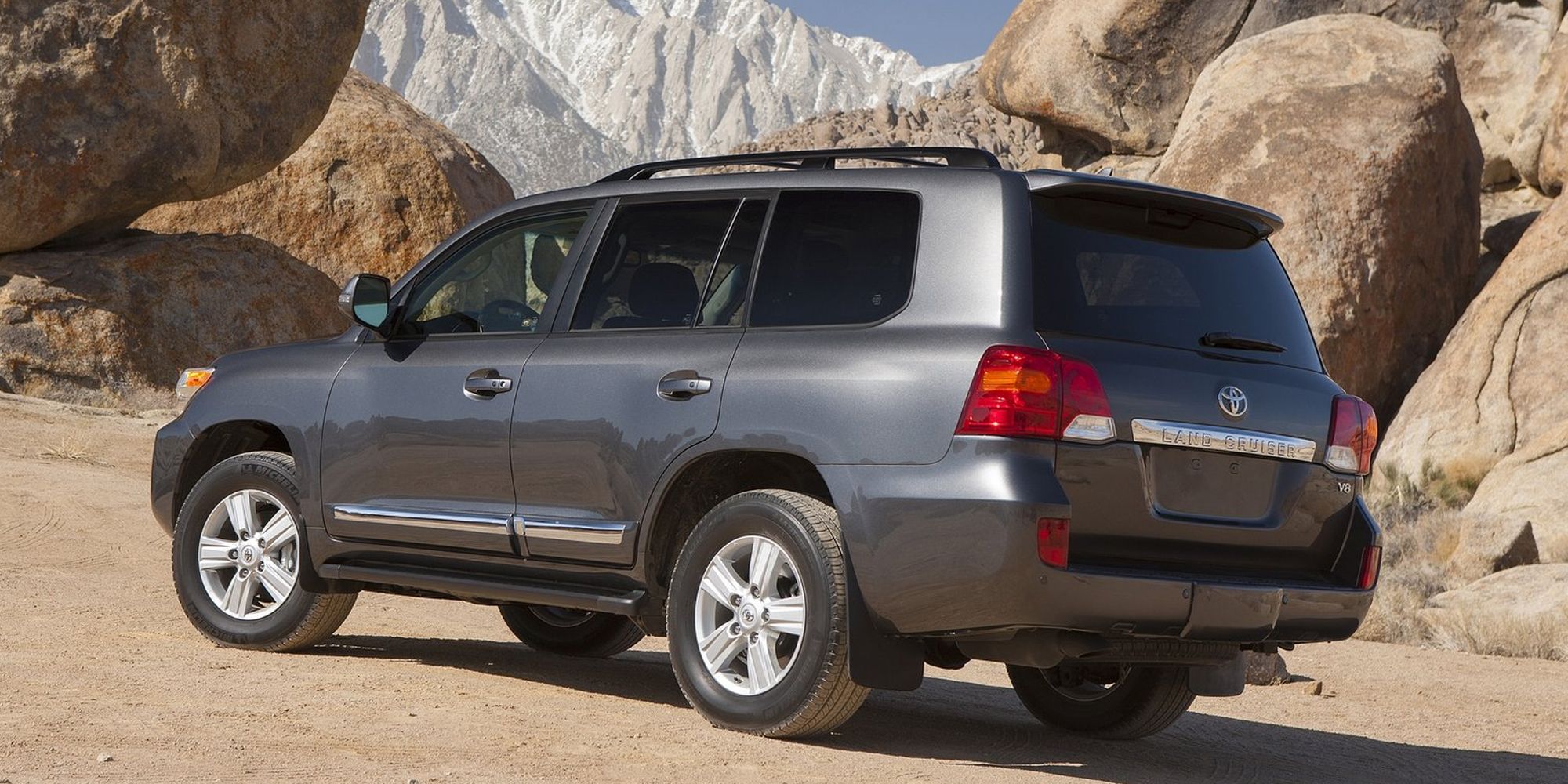 Rear 3/4 view of a gray pre-facelift Land Cruiser