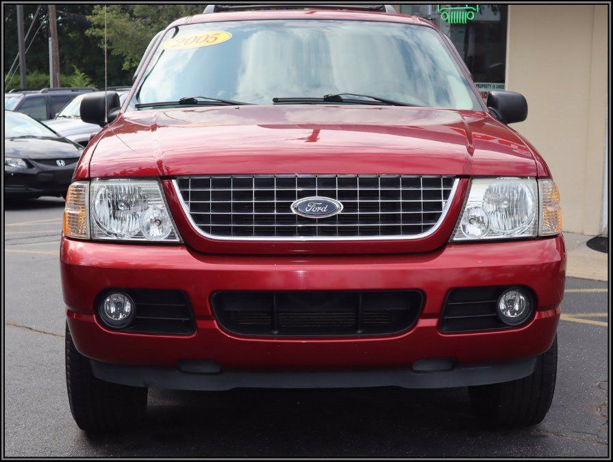  The 2005 Ford Explorer front view.