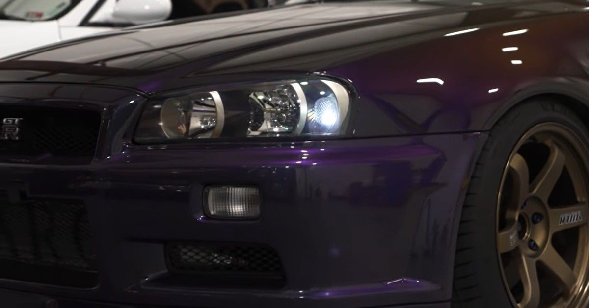 Nissan GTR R34 front headlight view