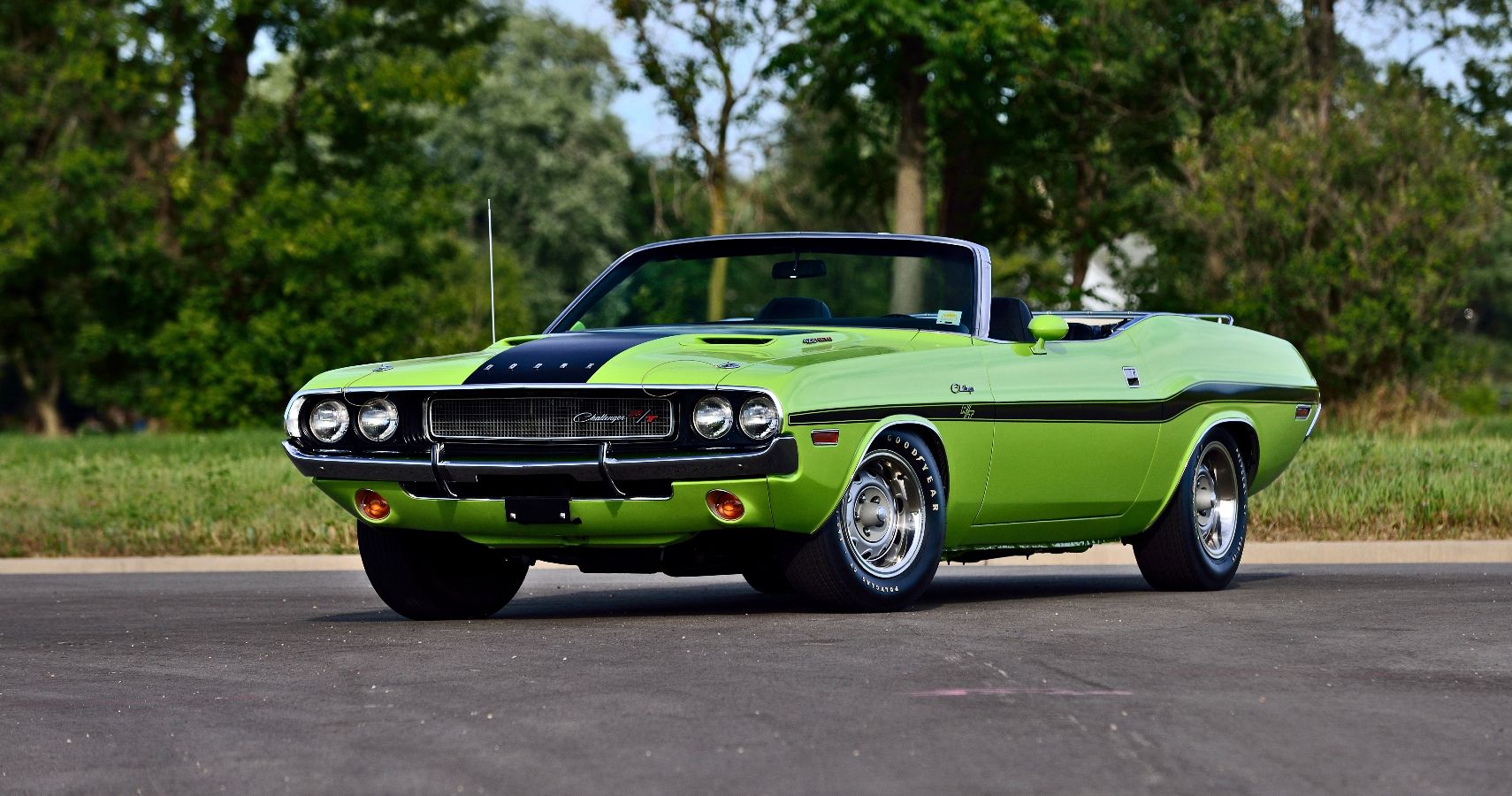 Dodge Challenger R/T in lime green