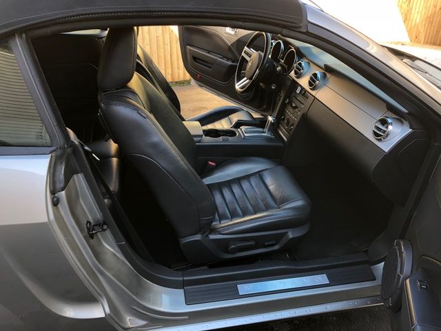 2009 Mustang Interior side view