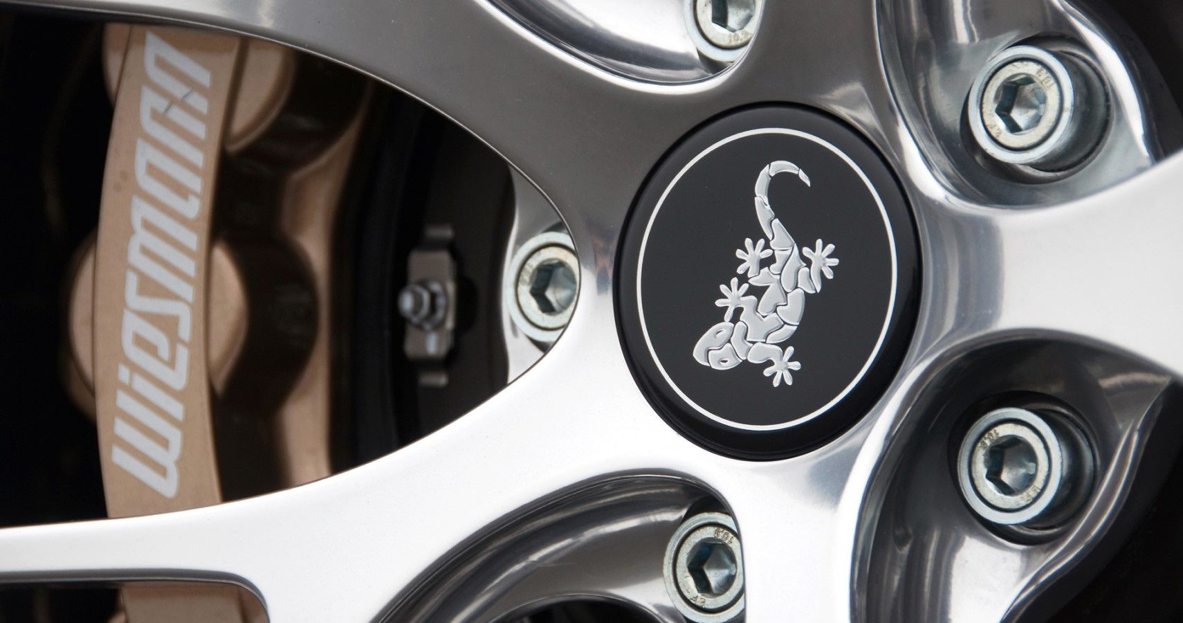 Wiesmann gecko logo on the wheel