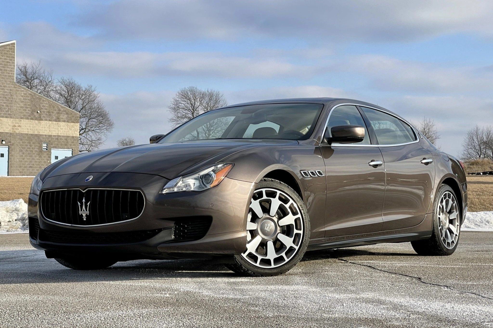 Cinza 2014 Maserati Quattroporte, estacionado