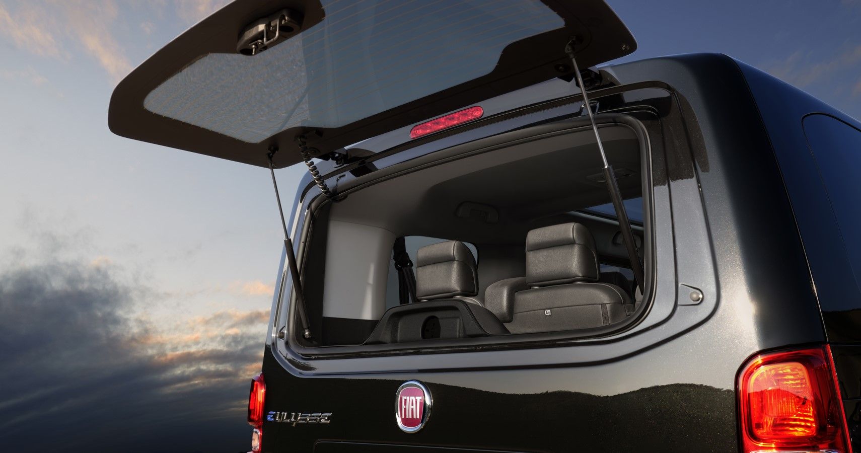 2022 Fiat E-Ulysse rear windshield open view