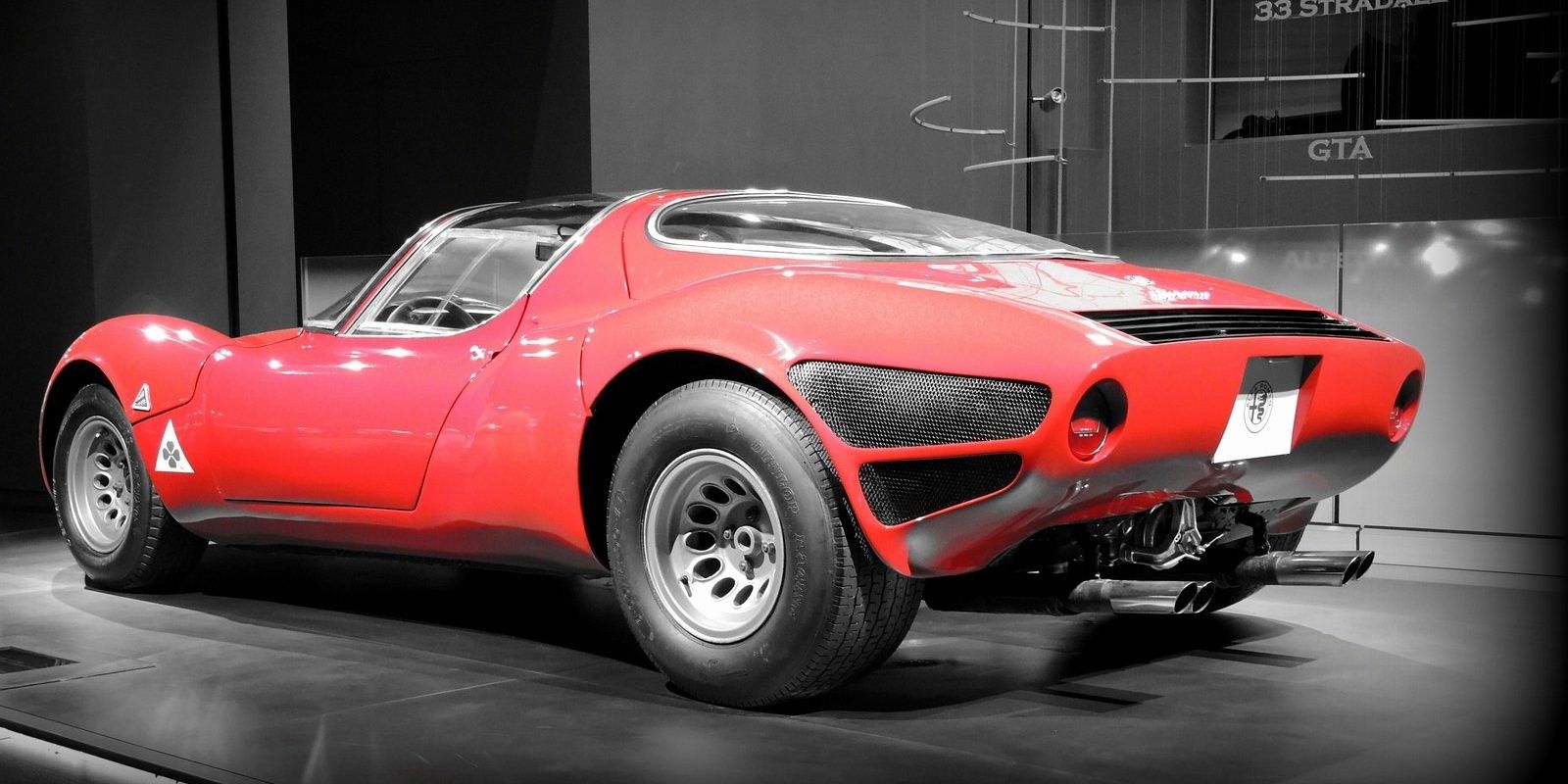 Red Alfa Romeo 33 Stradale ina garage