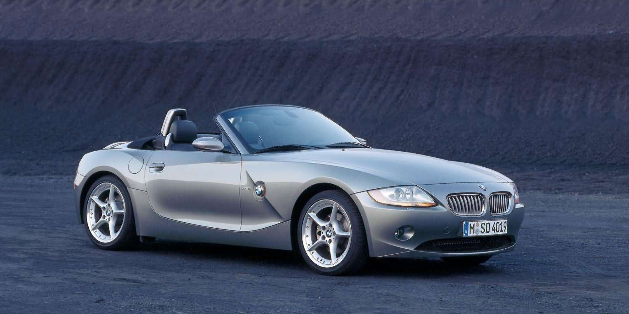 Front 3/4 view of a silver E85 BMW Z4